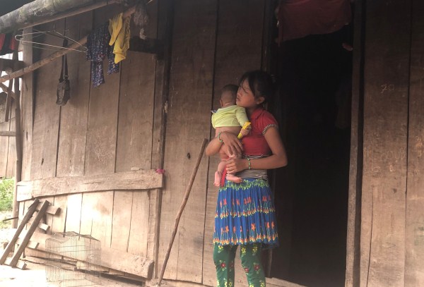 Cao Bằng: Ở nơi này những cô bé làm mẹ từ tuổi &quot;ăn chưa no, lo chưa tới&quot;, &quot;lời ru buồn&quot; dưới chân núi - Ảnh 1.