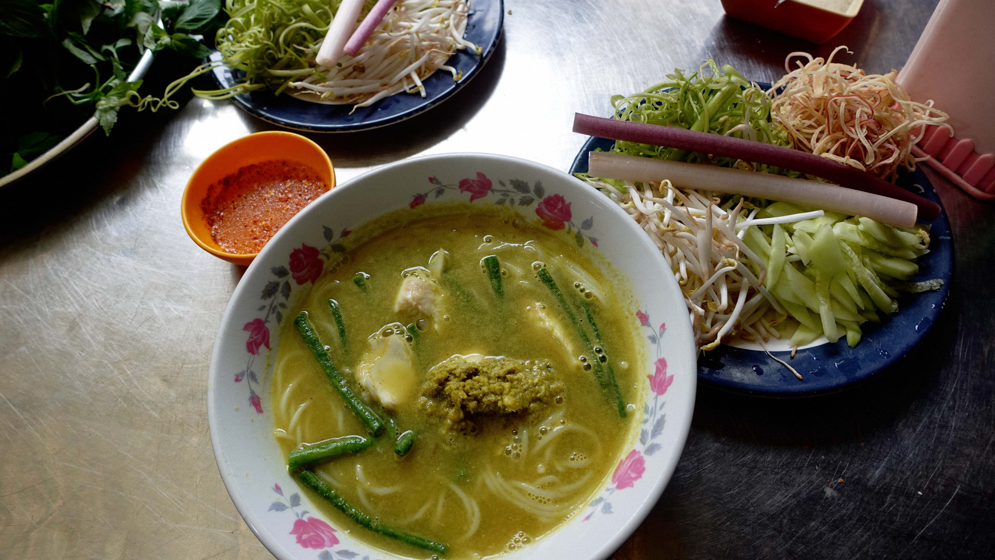 Tô bún Num-bo-chóc với hương vị nổi trội của cà ri pha lần mùi mắm bồ hóc ăn cùng với nhiều rau