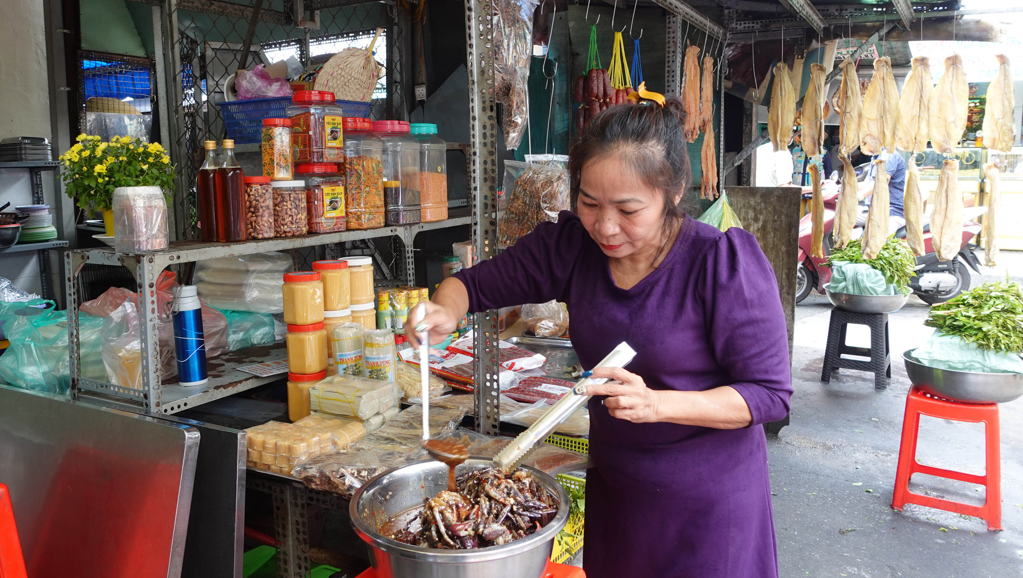 Chị Ngọc chủ quán, con của bà Tư Xê, người nối tiếp công việc buôn bán của gia đình suốt 50 năm qua