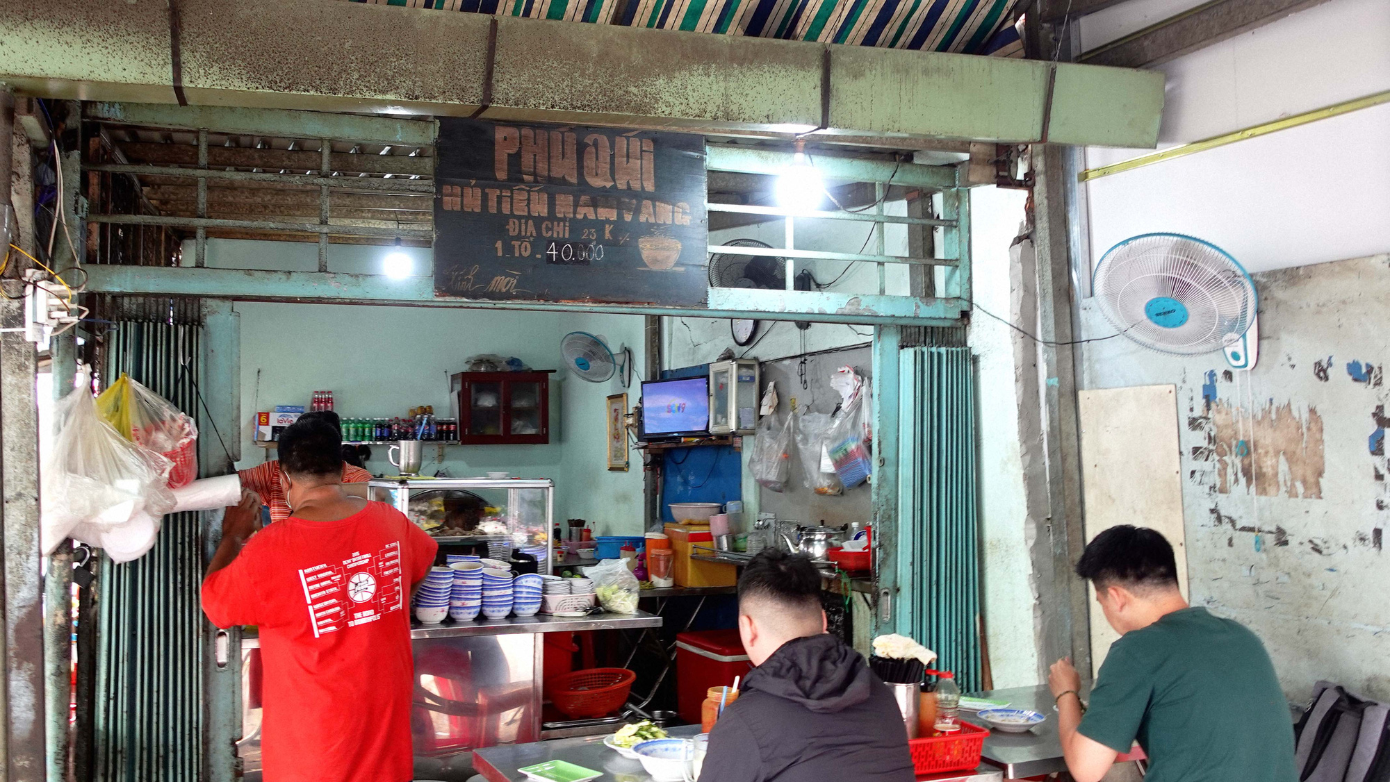 Quán hủ tiếu Nam Vang Phú Quí với bảng hiệu cũ kỹ vẫn giữ nguyên  suốt hơn 5 thập kỷ qua