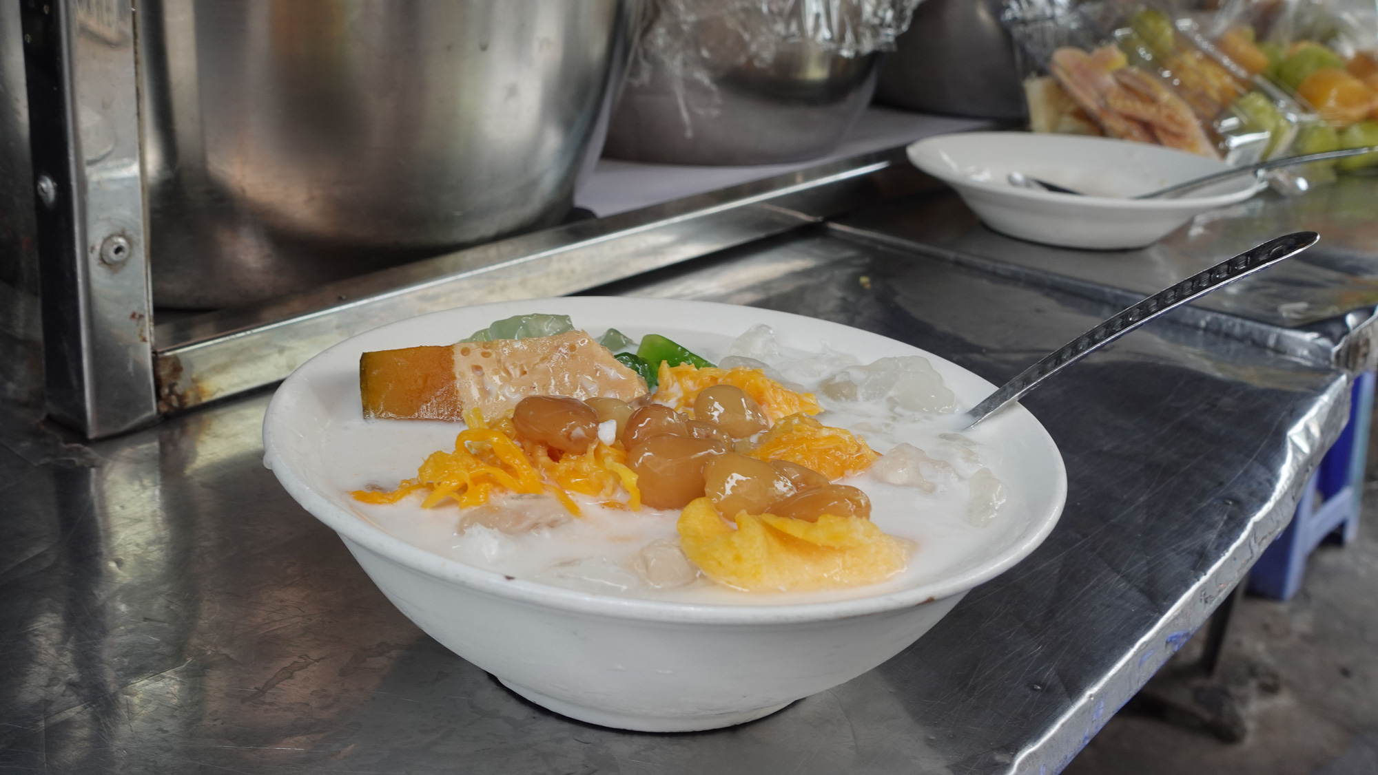 Một tô chè thậm cẩm đậm hương vị Campuchia với thốt nốt, bí đỏ, nước cốt dừa...