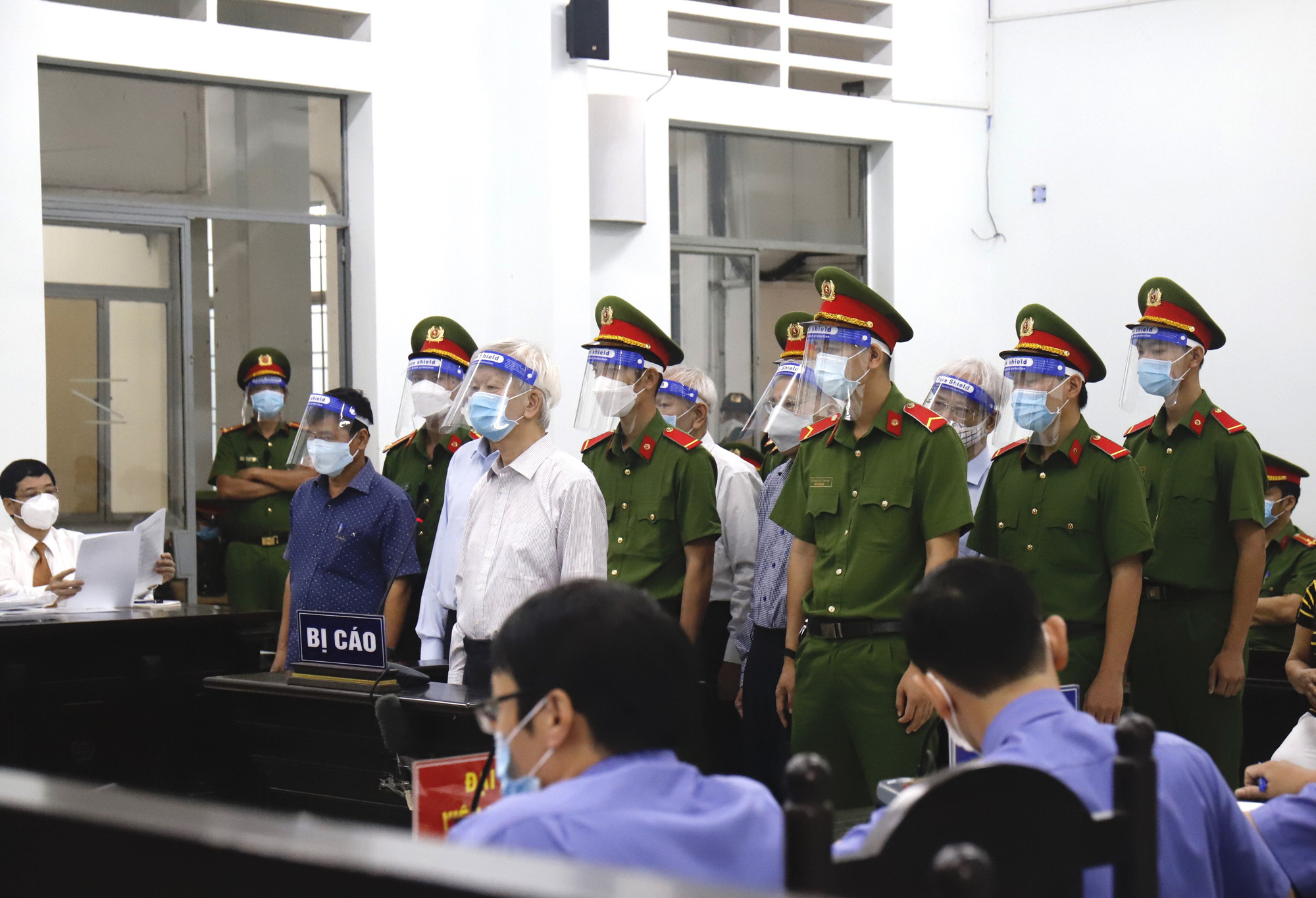 Xét xử 7 cựu quan chức Khánh Hòa: Luật sư đề nghị sáp nhập tội danh các bị cáo - Ảnh 1.