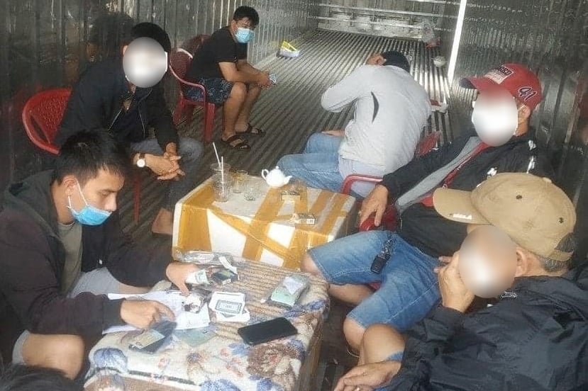 Phá sòng bạc bên trong... thùng xe container - Ảnh 1.