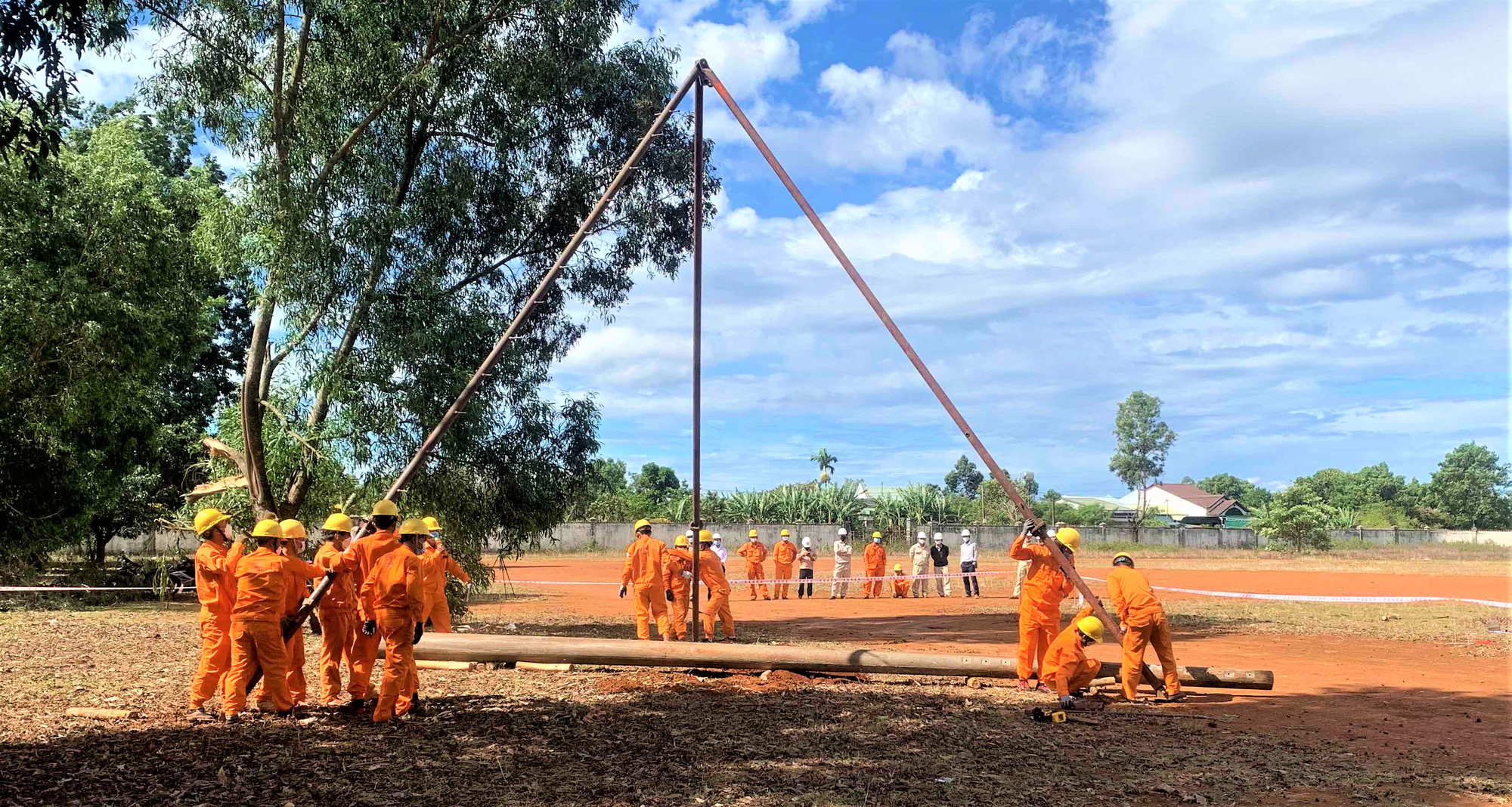 PC Gia Lai: Diễn tập phòng chống thiên tai và tìm kiếm cứu nạn, xử lý sự cố an toàn lưới điện - Ảnh 1.