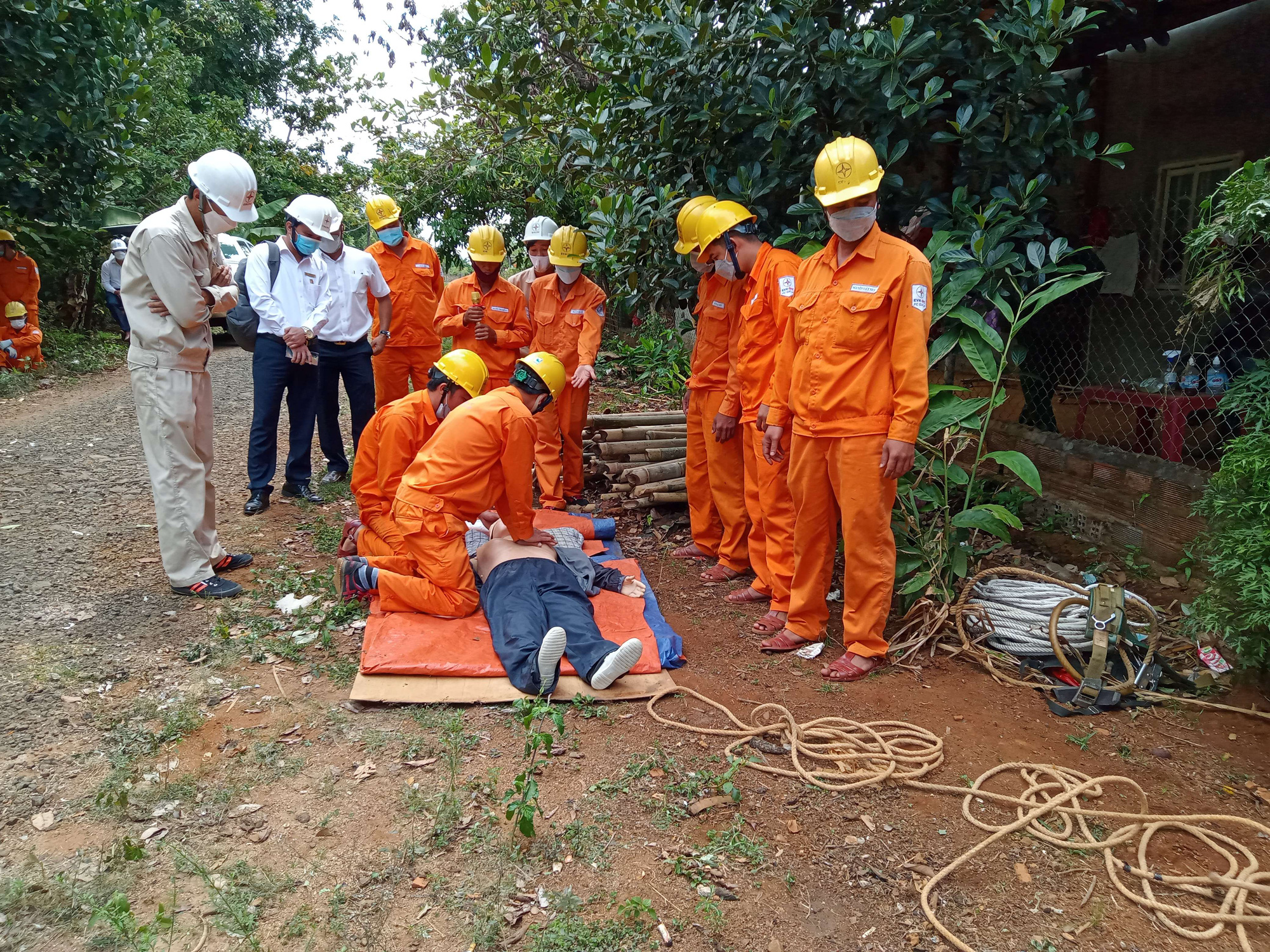 PC Gia Lai: Diễn tập phòng chống thiên tai và tìm kiếm cứu nạn, xử lý sự cố an toàn lưới điện - Ảnh 4.