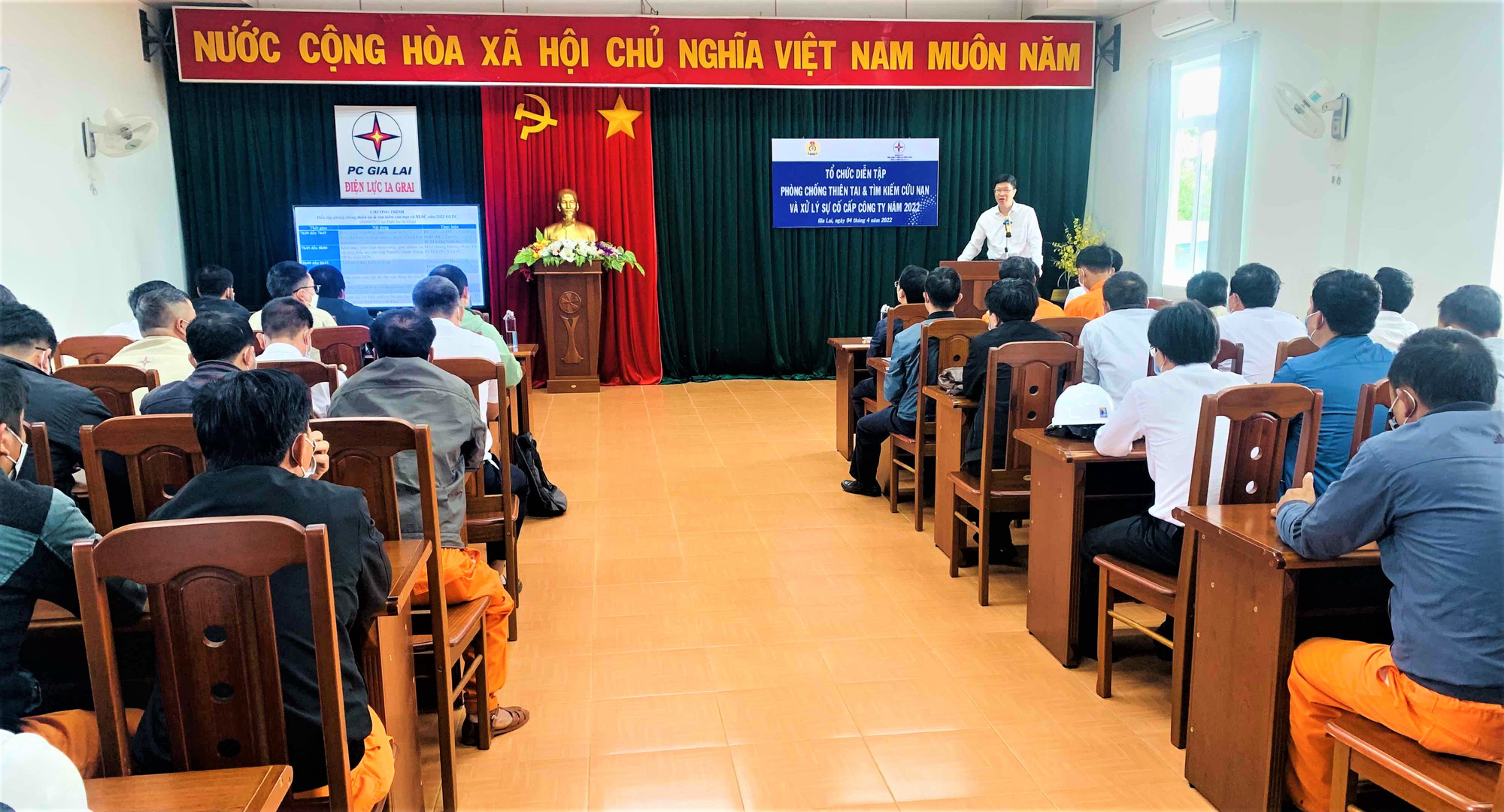 PC Gia Lai: Diễn tập phòng chống thiên tai và tìm kiếm cứu nạn, xử lý sự cố an toàn lưới điện - Ảnh 2.