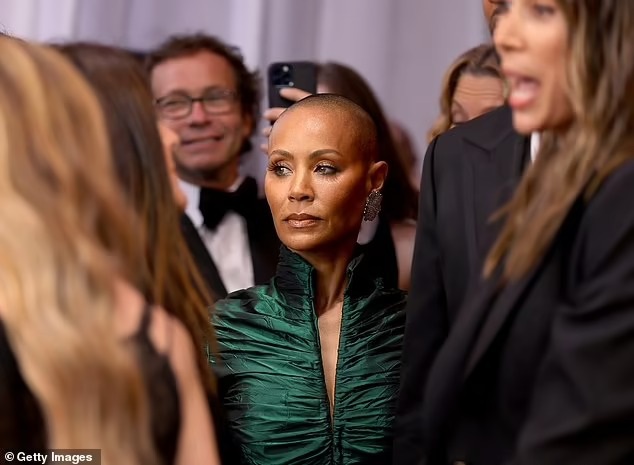 Bill Maher khuyên vợ Will Smith: &quot;Chỉ rụng tóc thôi là may rồi, hãy đội tóc giả đi&quot; - Ảnh 2.