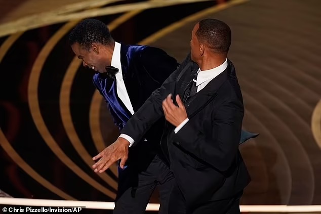Bill Maher khuyên vợ Will Smith: &quot;Chỉ rụng tóc thôi là may rồi, hãy đội tóc giả đi&quot; - Ảnh 3.