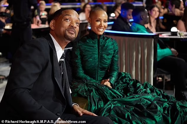 Bill Maher khuyên vợ Will Smith: &quot;Chỉ rụng tóc thôi là may rồi, hãy đội tóc giả đi&quot; - Ảnh 4.