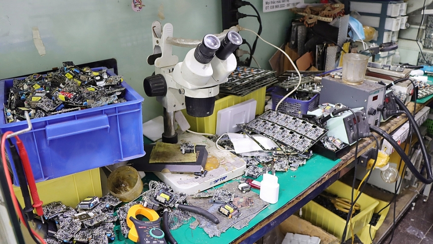 Thủ đoạn &quot;hô biến&quot; phế liệu thành sạc điện thoại chính hãng - Ảnh 2.