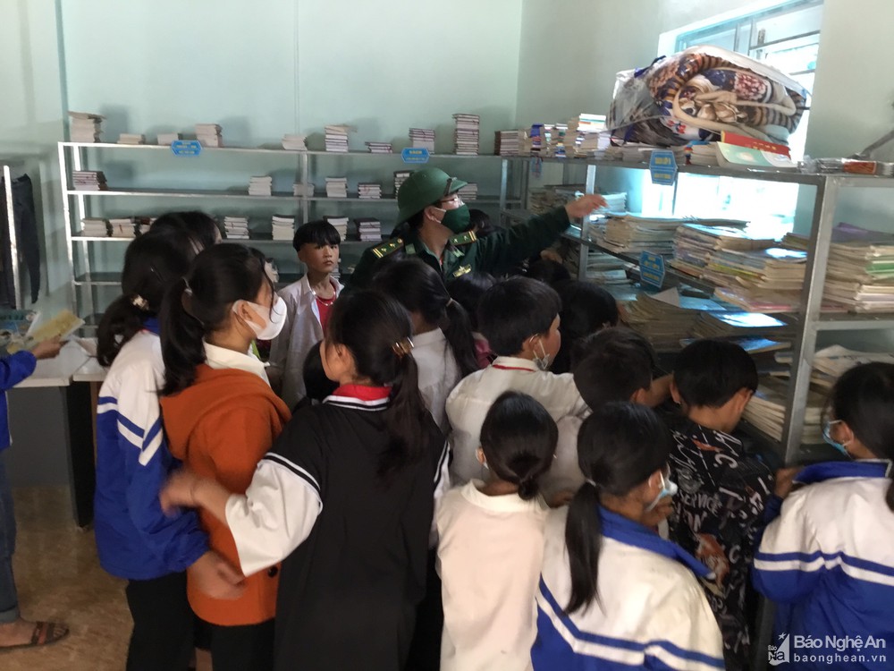 Chuyện về những 'bố nuôi' nơi miền biên viễn - Ảnh 1.
