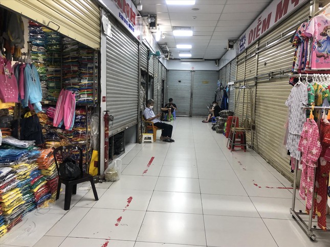 TPHCM: Nhiều tiểu thương bỏ sạp - Ảnh 2.