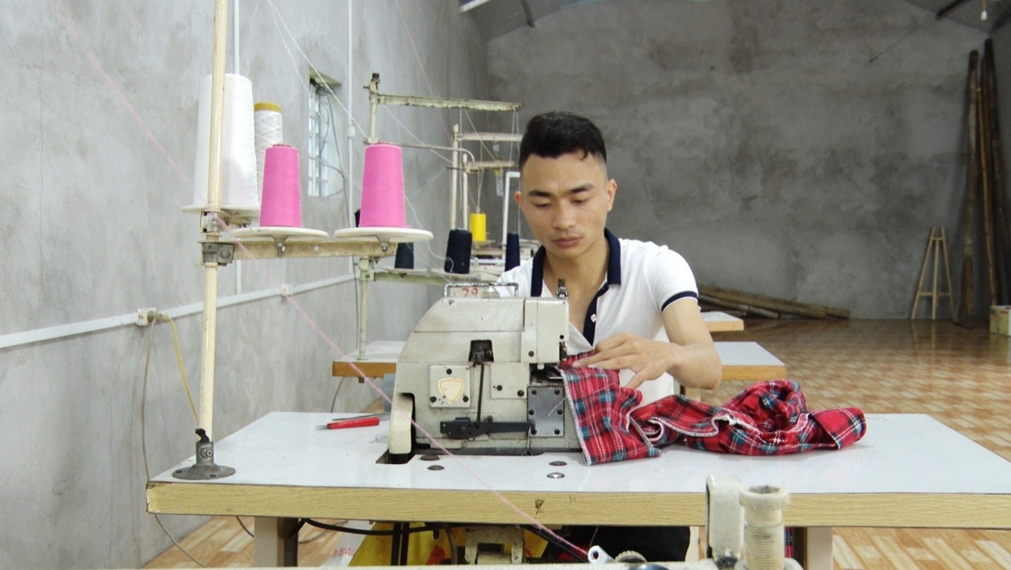 Chàng trai khuyết tật vận động và hành trình trở thành chủ xưởng may giúp đỡ người đồng cảnh ngộ - Ảnh 1.