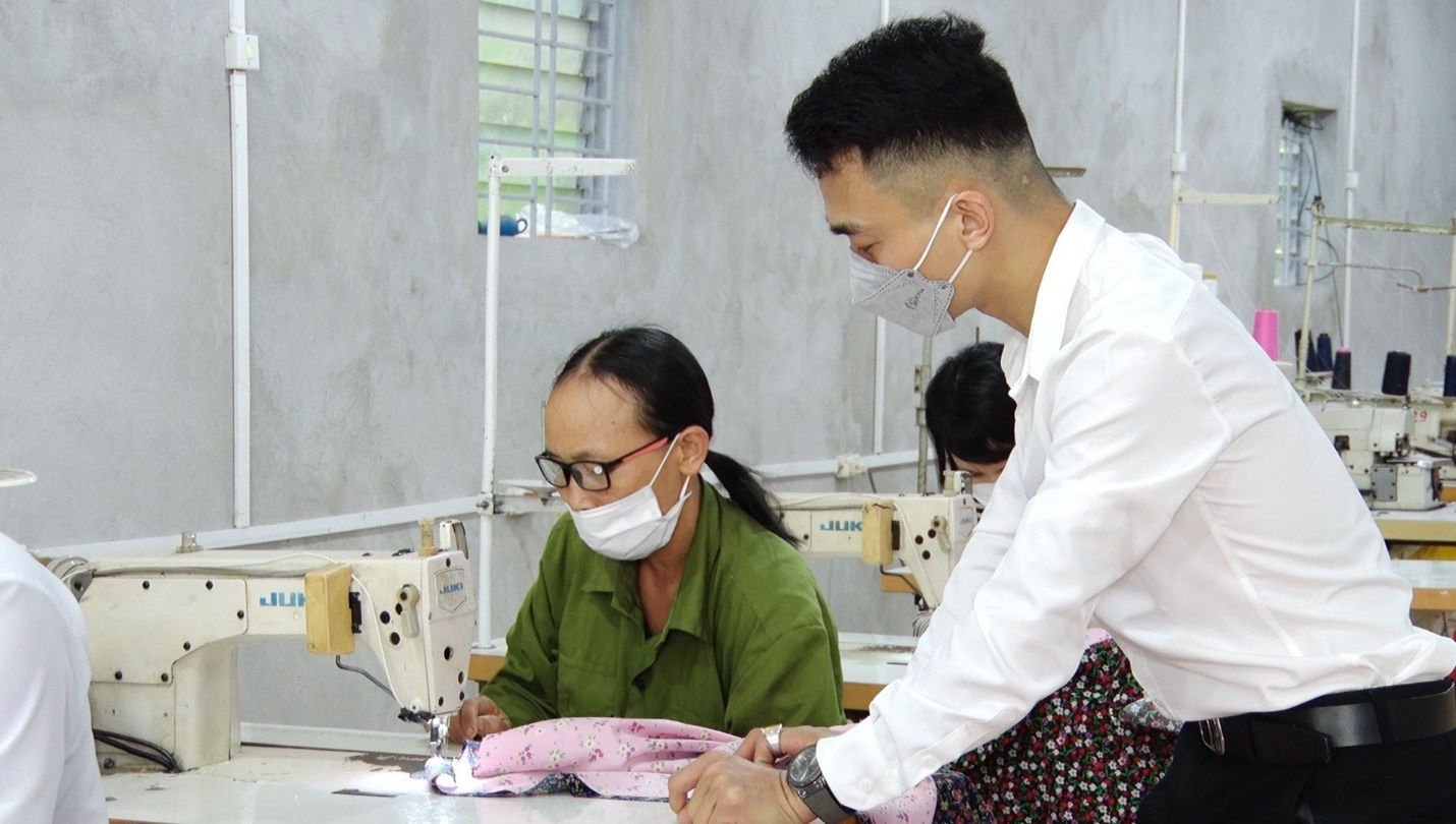 Chàng trai khuyết tật vận động và hành trình trở thành chủ xưởng may giúp đỡ người đồng cảnh ngộ - Ảnh 2.