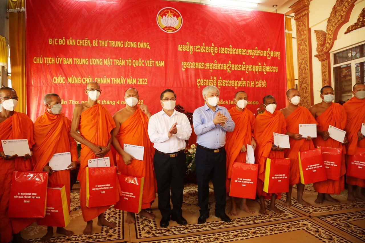 Chủ tịch Ủy ban Trung ương MTTQ Việt Nam chúc Tết Chôl Chnăm Thmây và thắp hương Đền thờ Vua Hùng tại Cần Thơ - Ảnh 2.