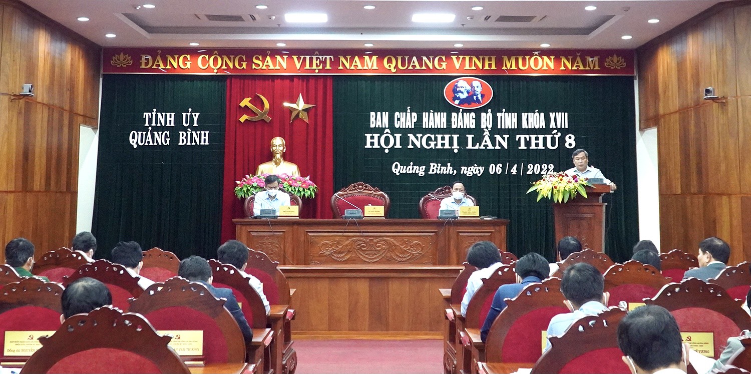 Thi hành kỷ luật nguyên Giám đốc Sở Giáo dục - Đạo tạo Quảng Bình vì tuyển dụng sai quy định - Ảnh 1.
