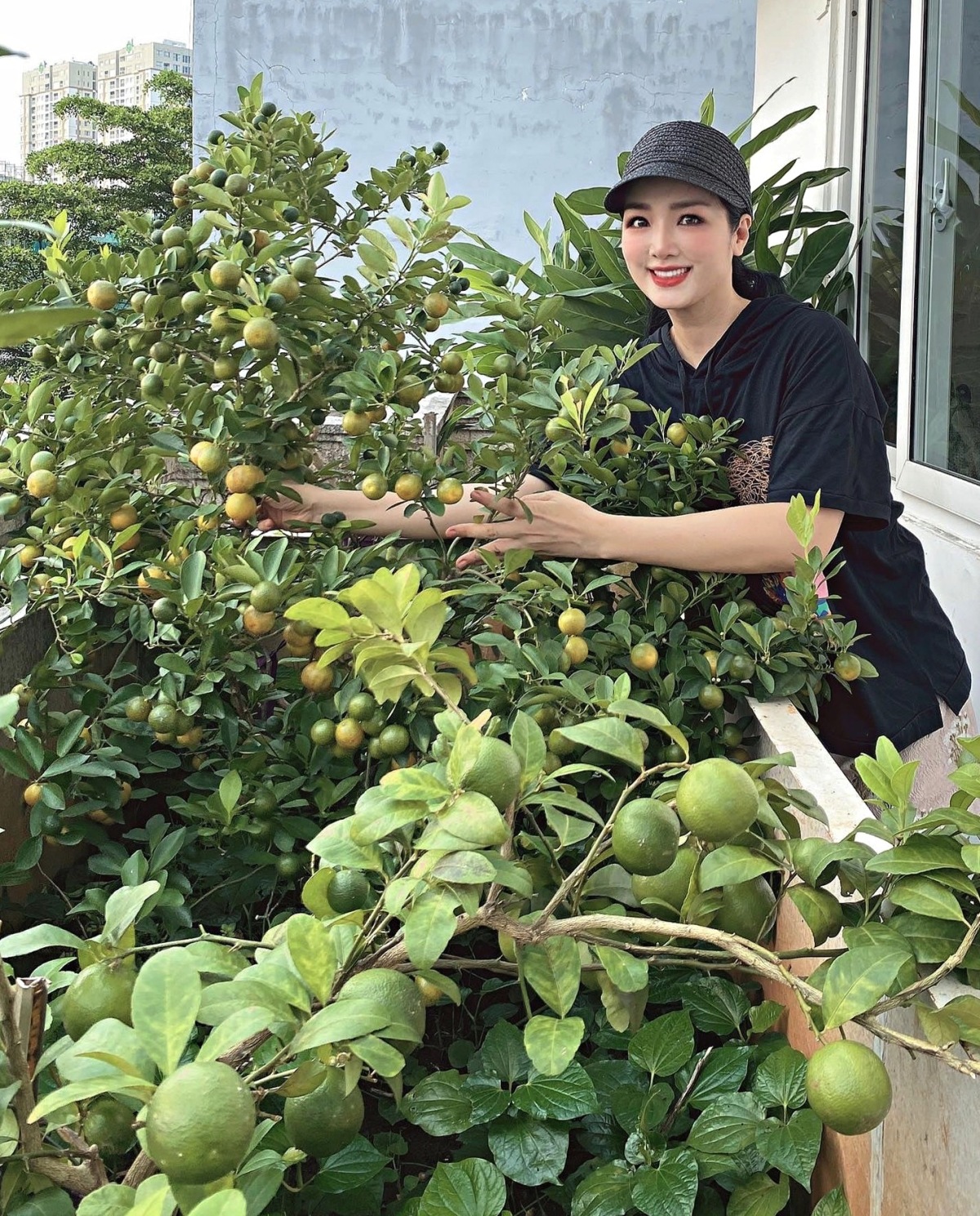 Nhà đẹp của Hoa hậu Giáng My gây ngỡ ngàng vì vườn cây trái sai trĩu quả - Ảnh 8.