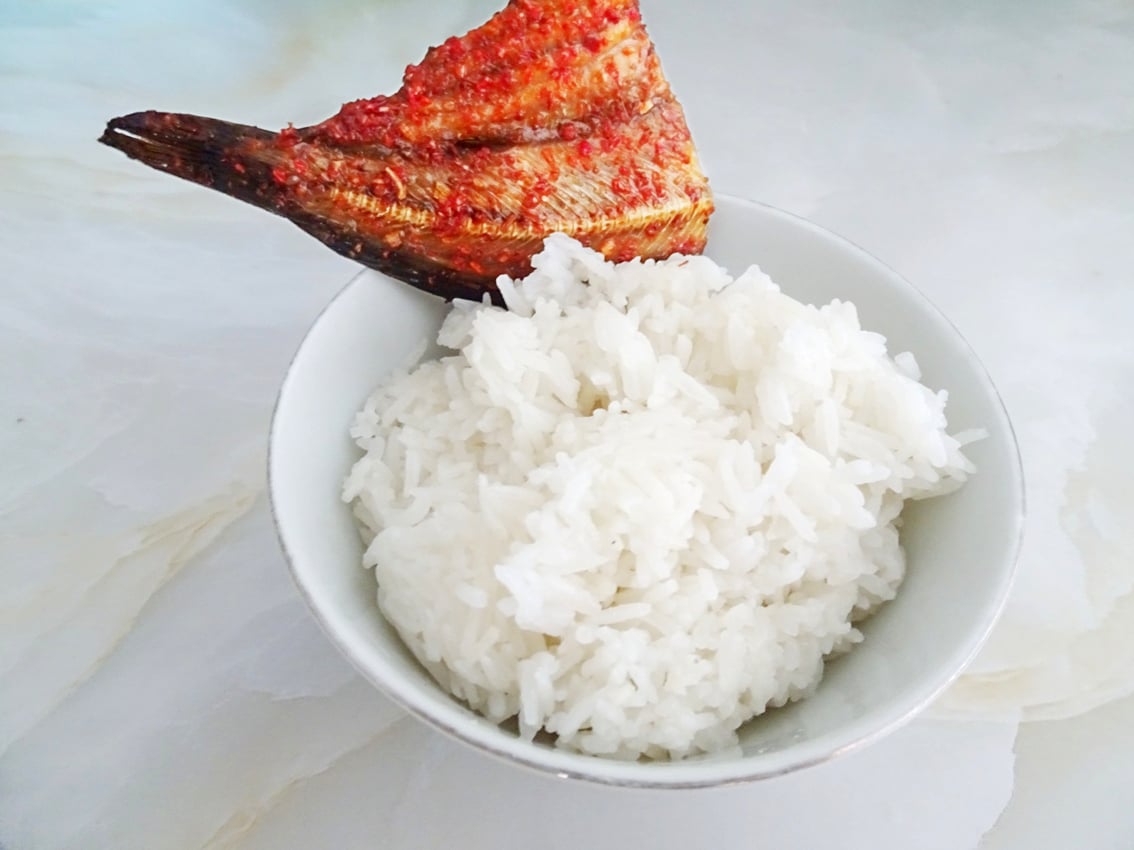 Căng bụng vì cơm trắng ăn với khô - Ảnh 1.