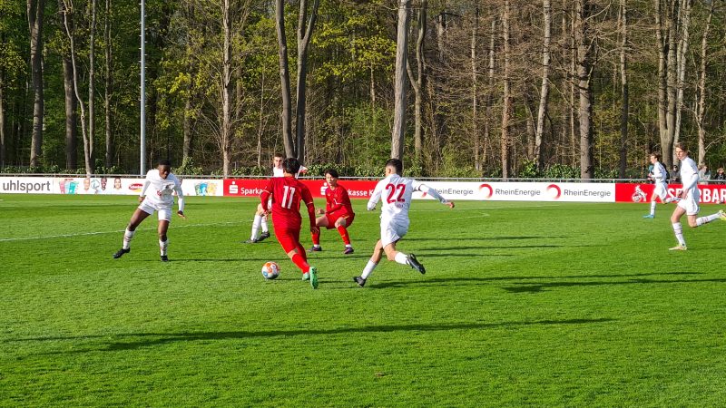 Hữu Tuấn lập cú đúp giúp U17 Việt Nam đá bại U16 FC Koln - Ảnh 1.