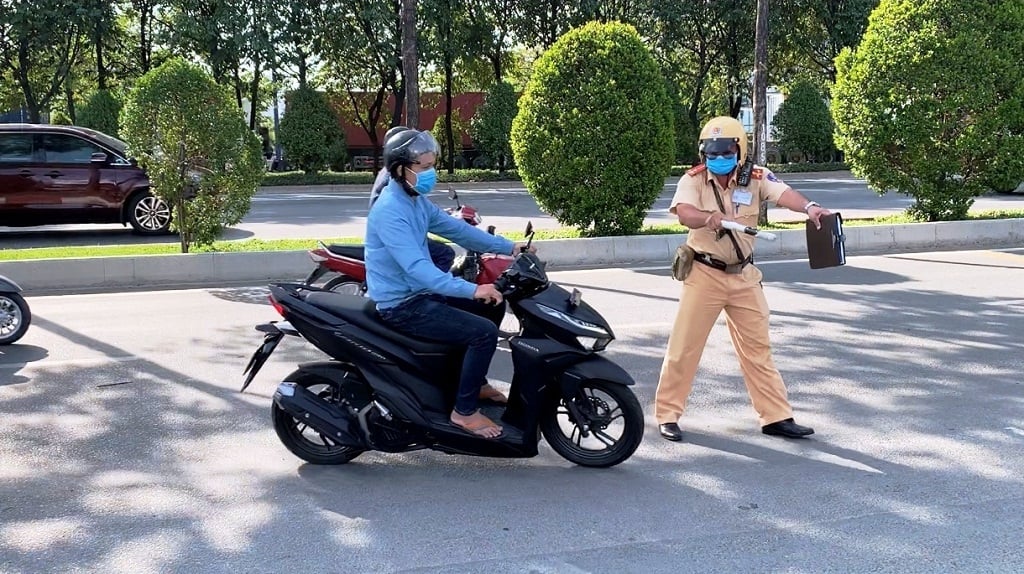 Quy định xử phạt lỗi chuyển làn không xi-nhan, đi sai làn đường và các phân biệt - Ảnh 3.