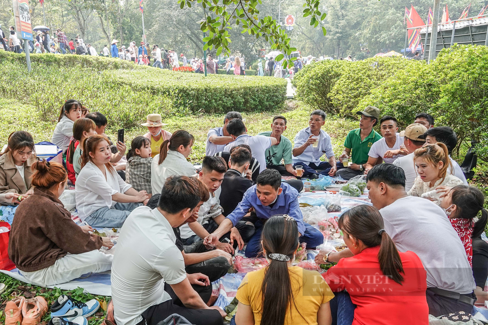 Kiếm bộn tiền nhờ dịch vụ cho thuê chiếu tại đền Hùng - Ảnh 7.