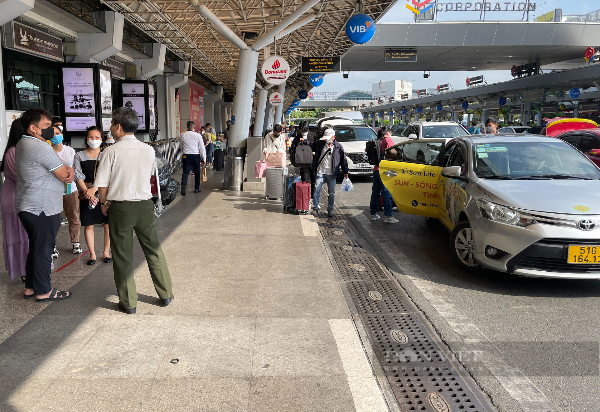 Thu hút tài xế để giải quyết tình trạng thiếu taxi tại Tân Sơn Nhất - Ảnh 1.