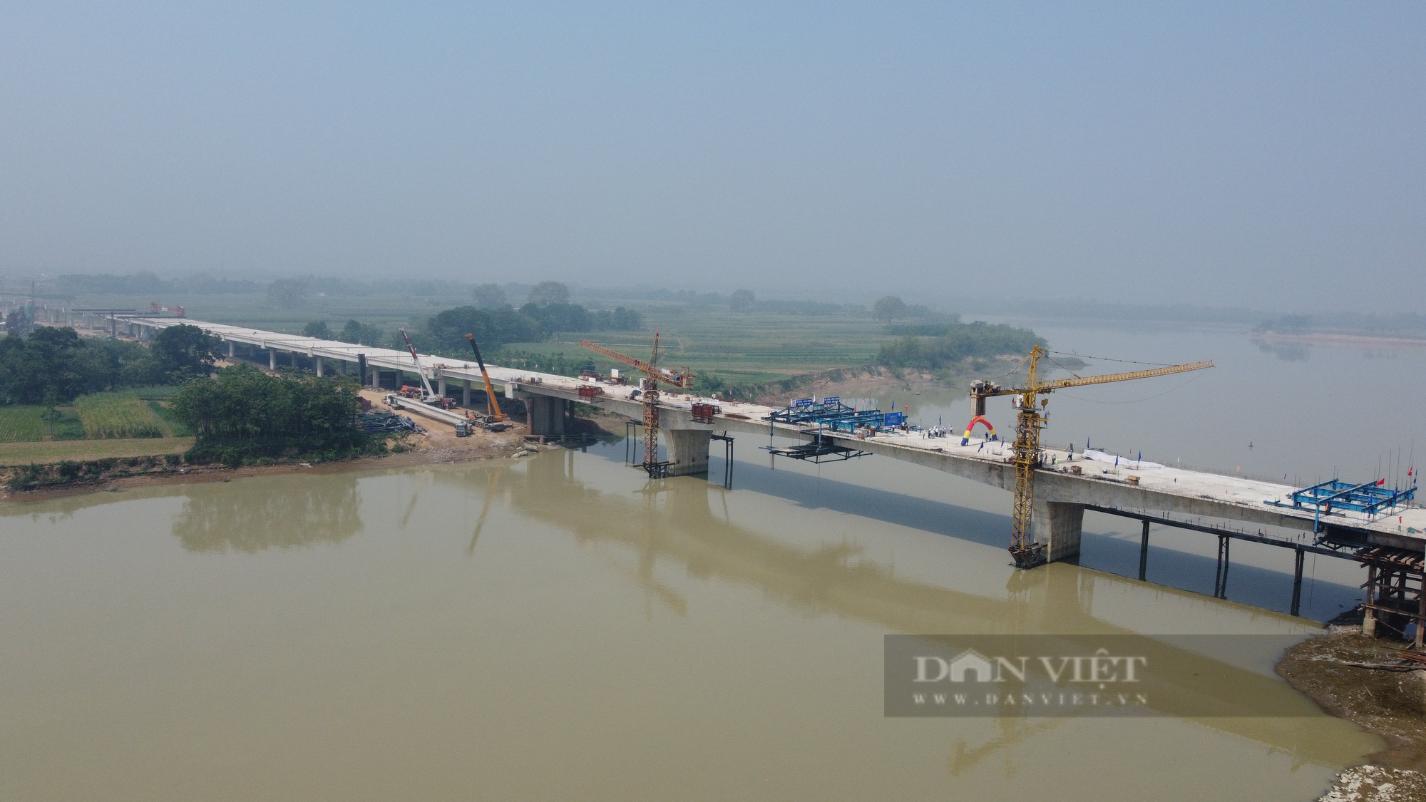 Hợp long nhịp chính cầu núi Đọ trên cao tốc Bắc Nam đoạn Mai Sơn - QL45. - Ảnh 1.