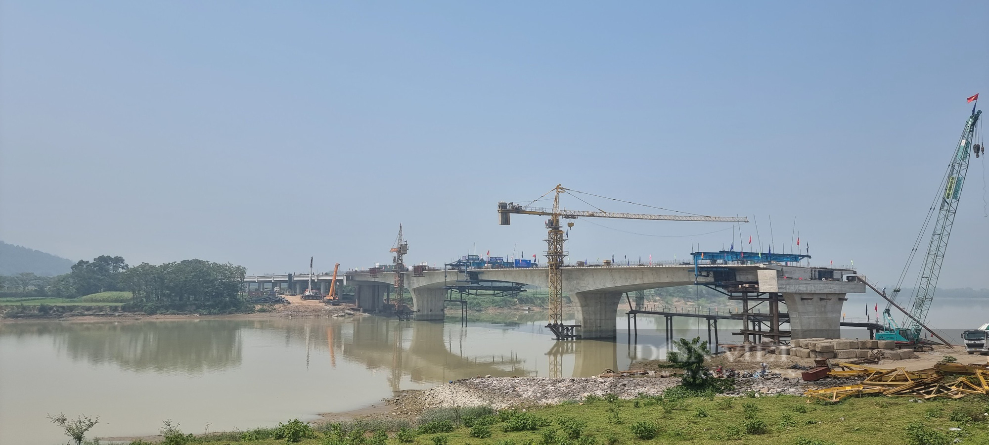 Hợp long nhịp chính cầu núi Đọ trên cao tốc Bắc Nam đoạn Mai Sơn - QL45. - Ảnh 8.
