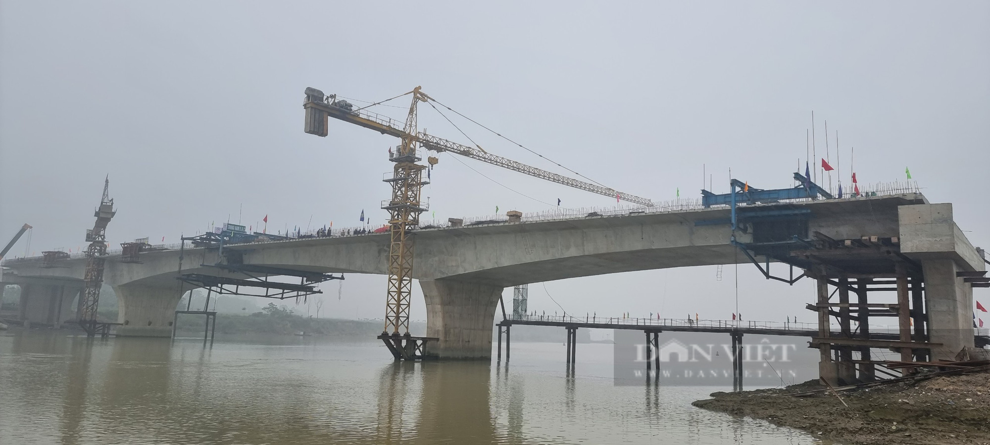 Hợp long nhịp chính cầu núi Đọ trên cao tốc Bắc Nam đoạn Mai Sơn - QL45. - Ảnh 4.