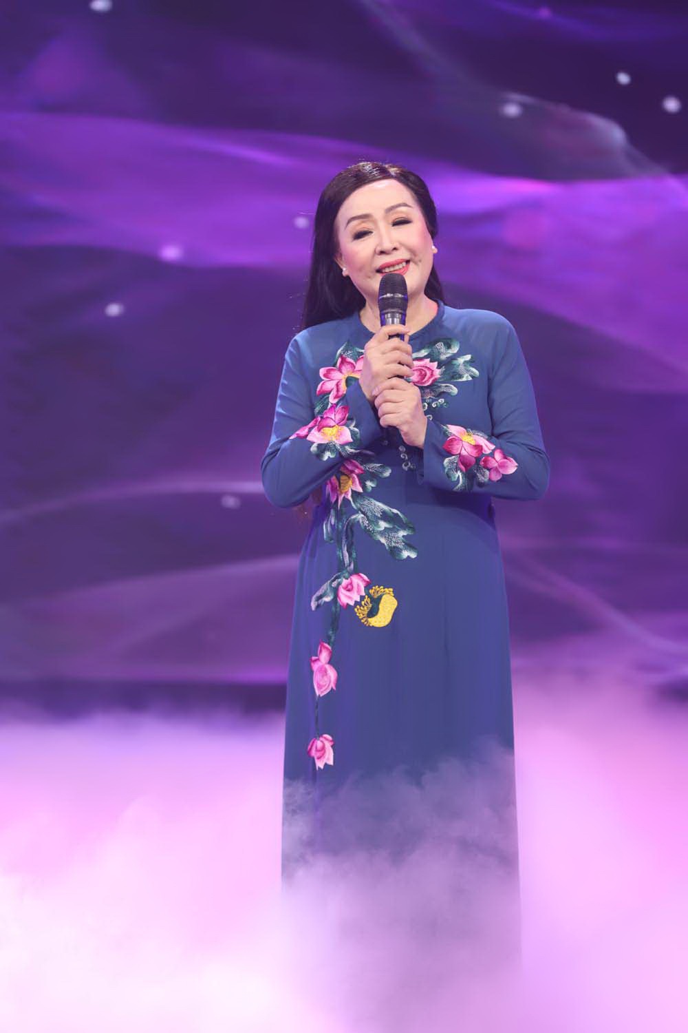 NSND Thu Hiền: “Nhiều lần hát trong nghĩa trang liệt sĩ, tôi cảm giác ai đó đang nắm lấy tay mình” - Ảnh 3.