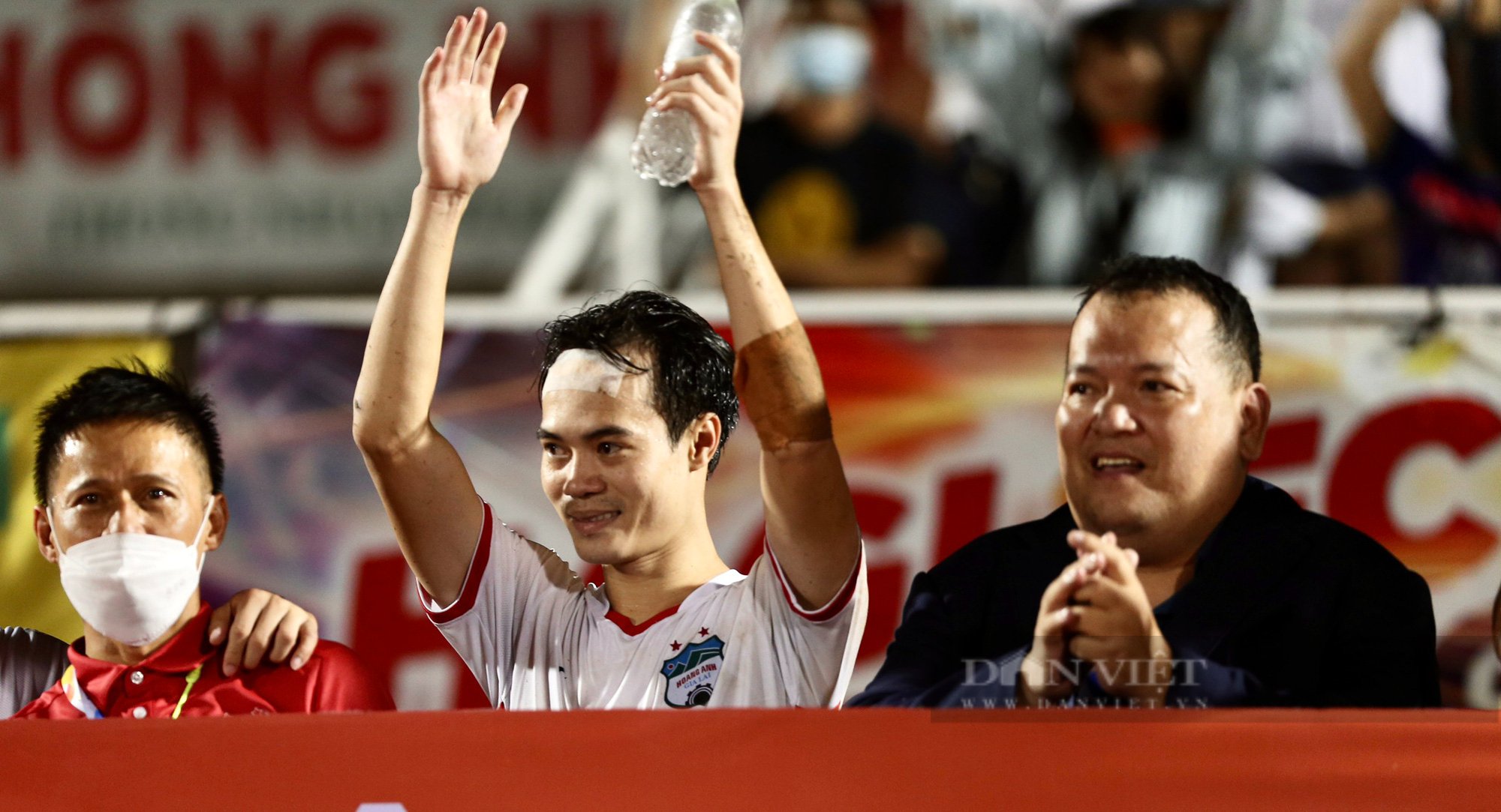 Thắng Sydney 1-0, dàn sao HAGL ăn mừng tưng bừng cùng khán giả - Ảnh 9.