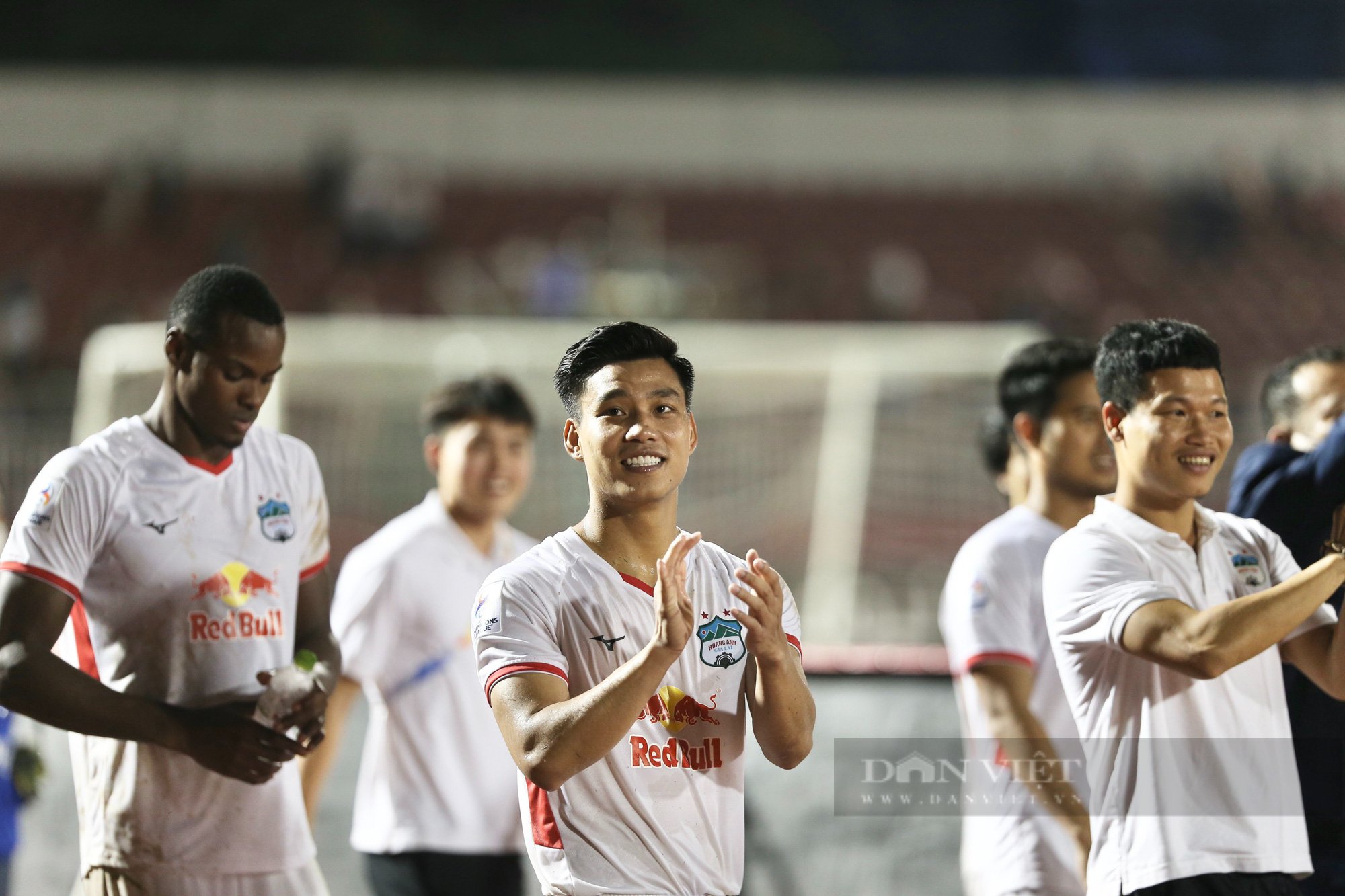 Thắng Sydney 1-0, dàn sao HAGL ăn mừng tưng bừng cùng khán giả - Ảnh 8.