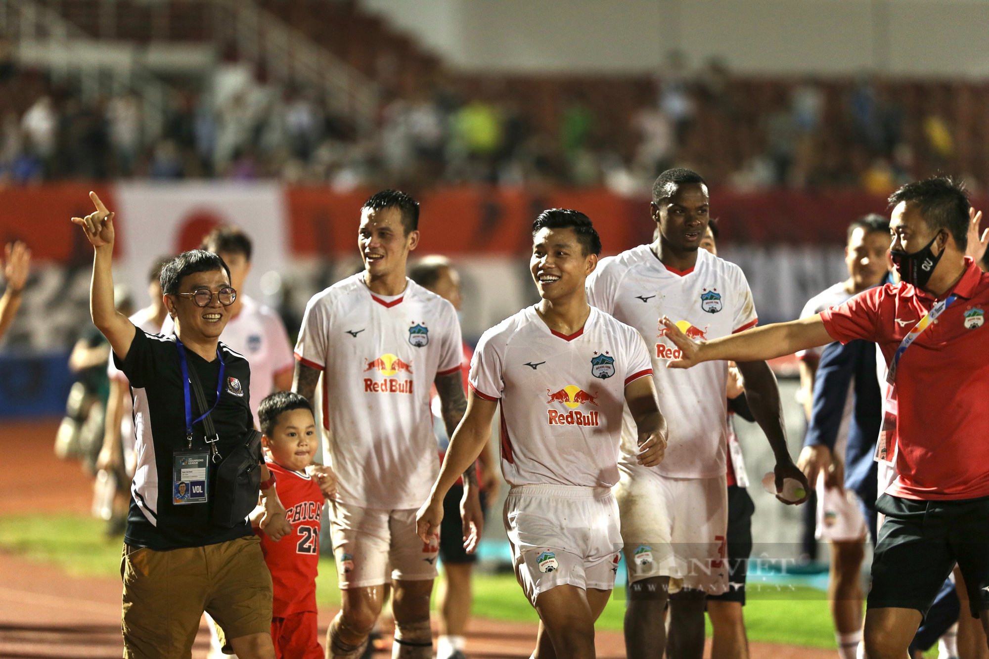 Thắng Sydney 1-0, dàn sao HAGL ăn mừng tưng bừng cùng khán giả - Ảnh 2.