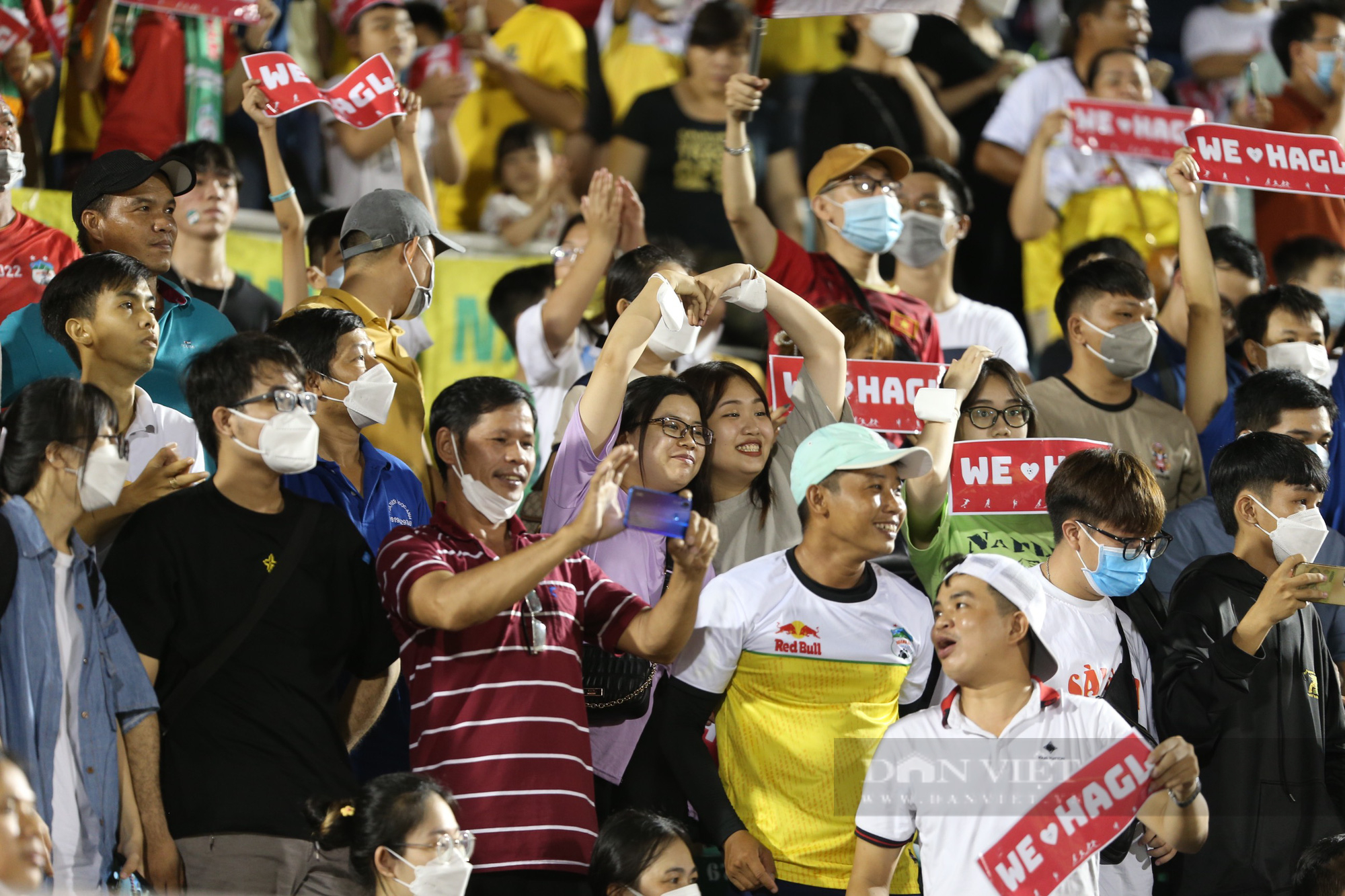 Thắng Sydney 1-0, dàn sao HAGL ăn mừng tưng bừng cùng khán giả - Ảnh 6.