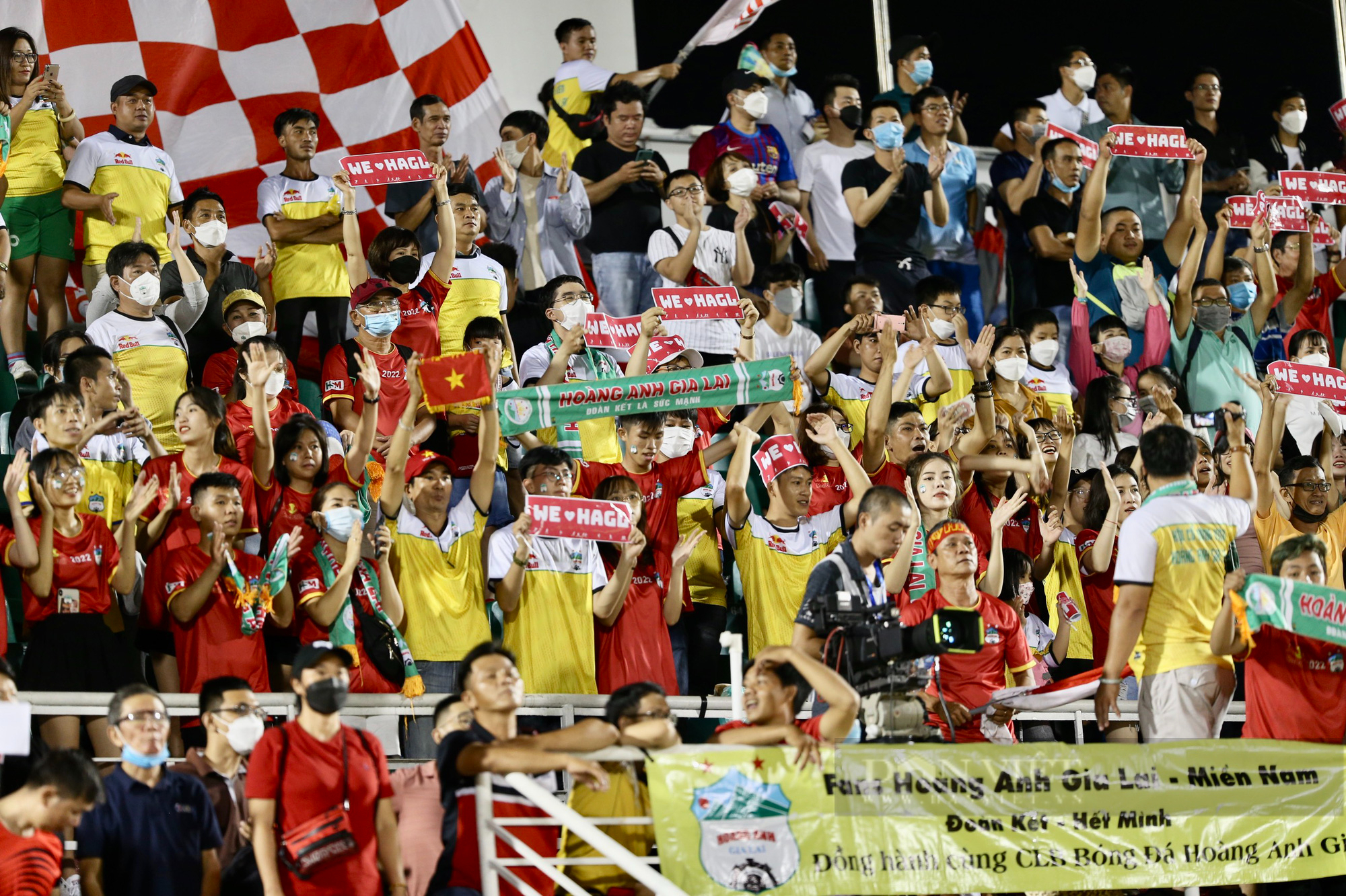 Thắng Sydney 1-0, dàn sao HAGL ăn mừng tưng bừng cùng khán giả - Ảnh 5.