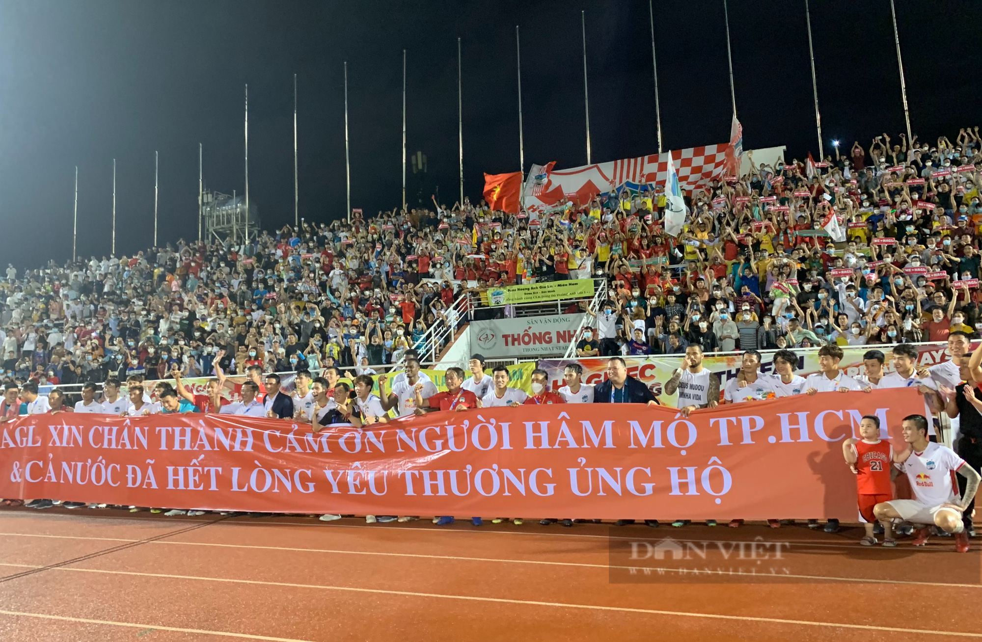 Thắng Sydney 1-0, dàn sao HAGL ăn mừng tưng bừng cùng khán giả - Ảnh 11.