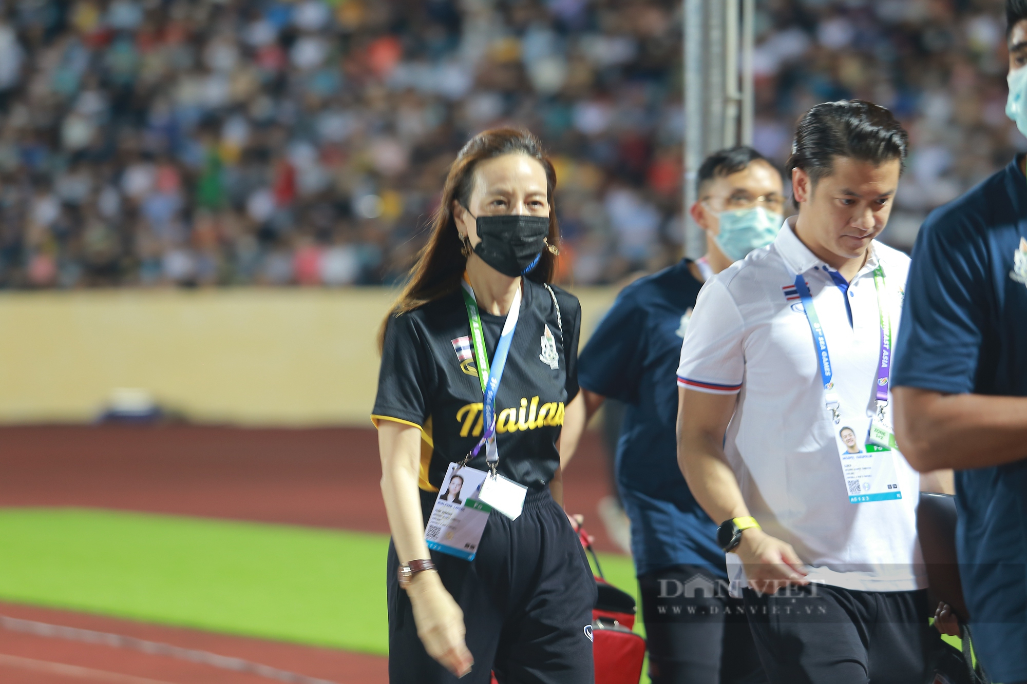 Trưởng đoàn Madam Pang phấn khích ôm HLV Poking sau chiến thắng đậm của Thái Lan - Ảnh 4.