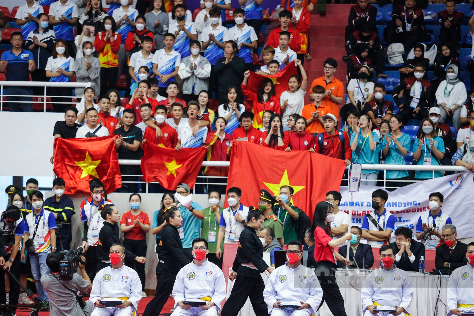 Khoảnh khắc 3 &quot;nữ tướng&quot; Pencak silat Việt Nam thi đấu và nhận huy chương vàng đầy cảm xúc - Ảnh 1.