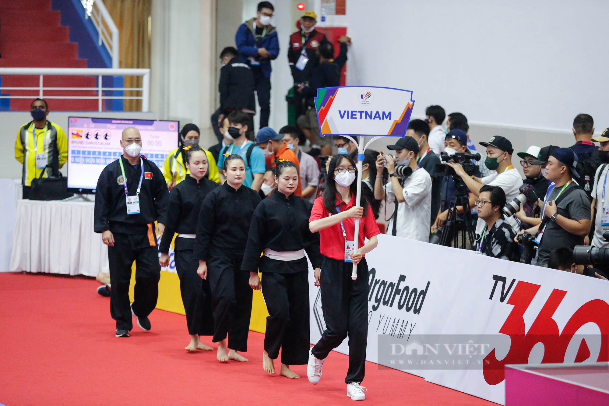 Khoảnh khắc 3 &quot;nữ tướng&quot; Pencak silat Việt Nam thi đấu và nhận huy chương vàng đầy cảm xúc - Ảnh 2.
