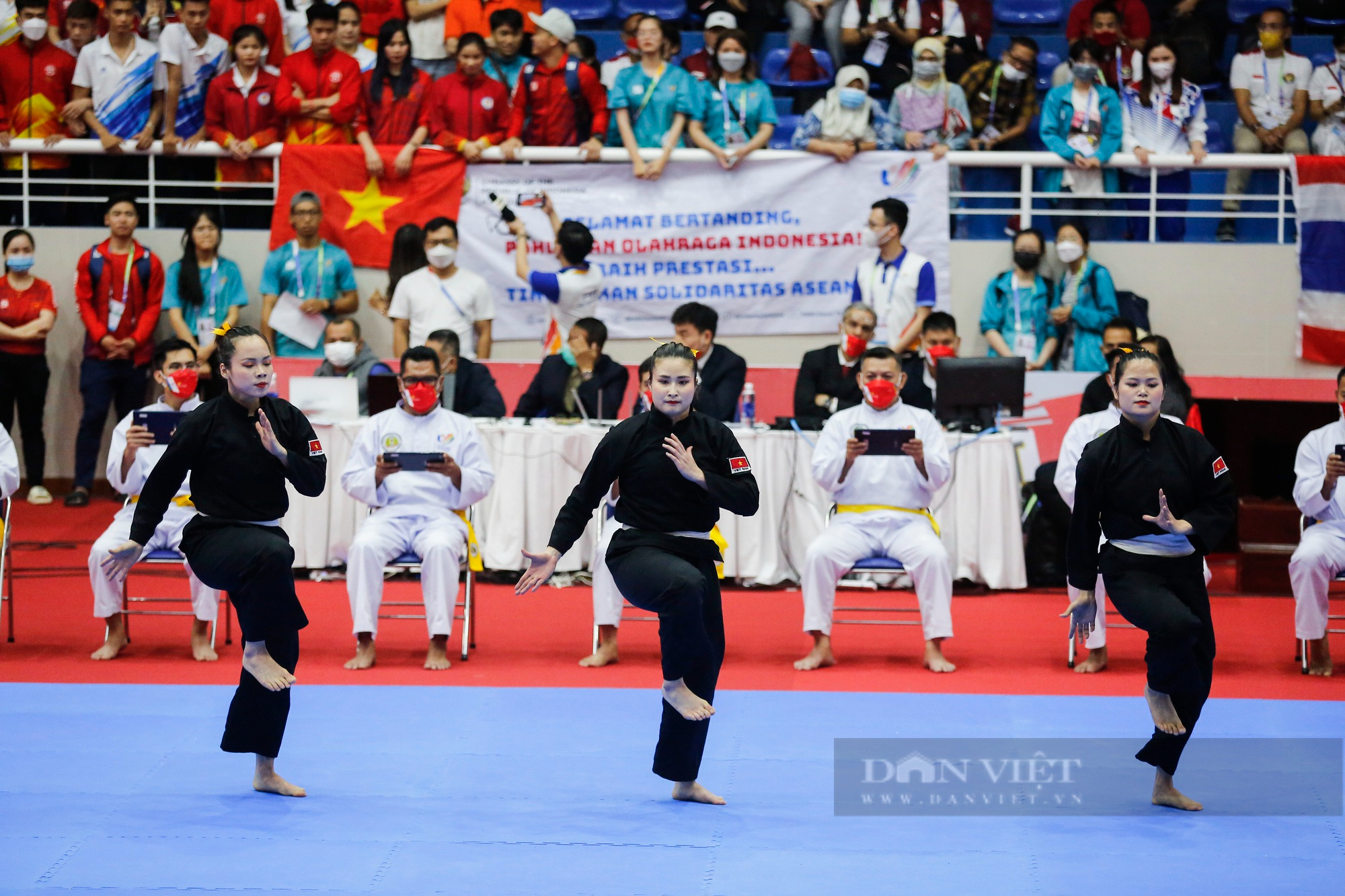 Khoảnh khắc 3 &quot;nữ tướng&quot; Pencak silat Việt Nam thi đấu và nhận huy chương vàng đầy cảm xúc - Ảnh 3.