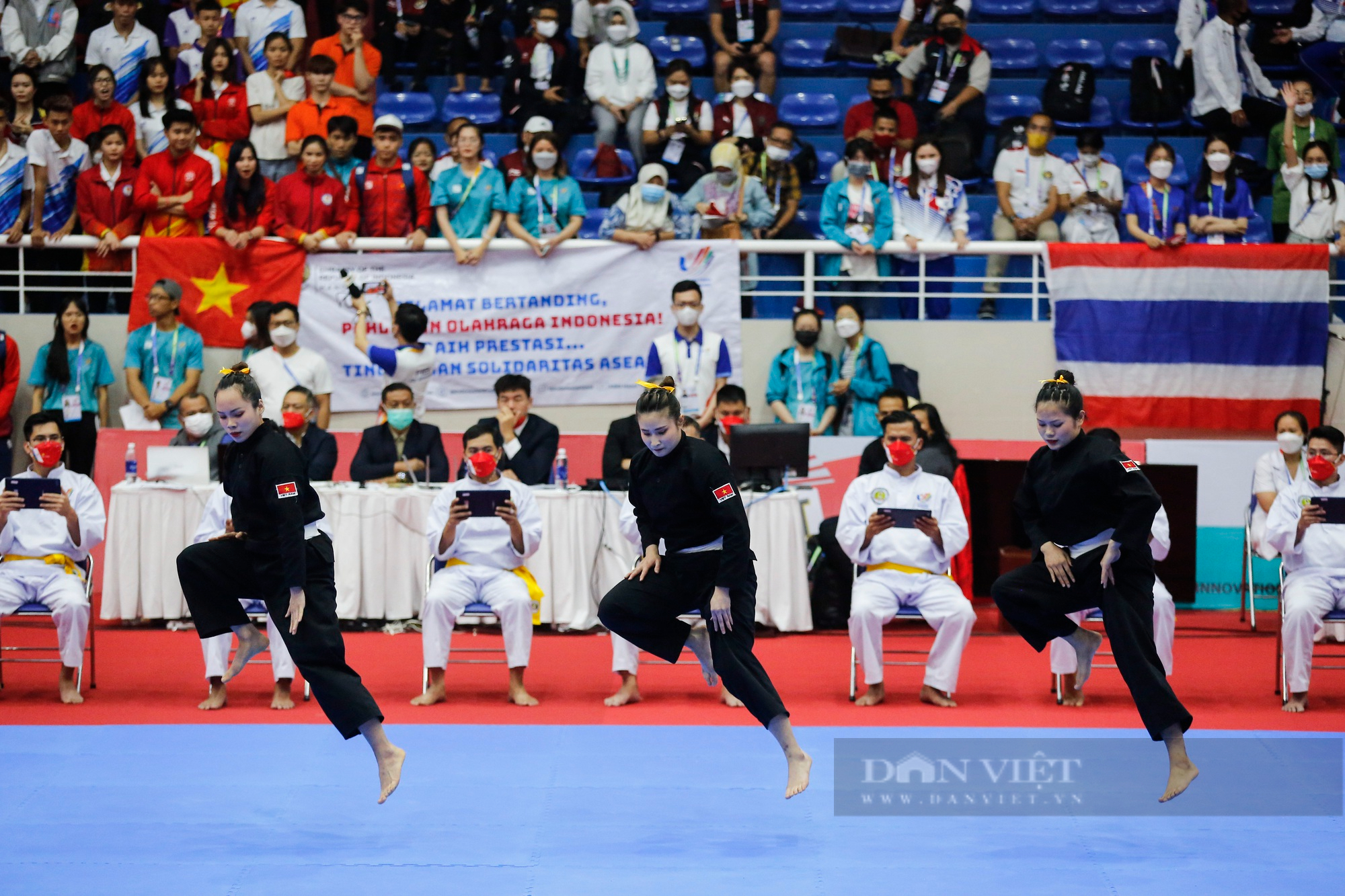 Khoảnh khắc 3 &quot;nữ tướng&quot; Pencak silat Việt Nam thi đấu và nhận huy chương vàng đầy cảm xúc - Ảnh 4.