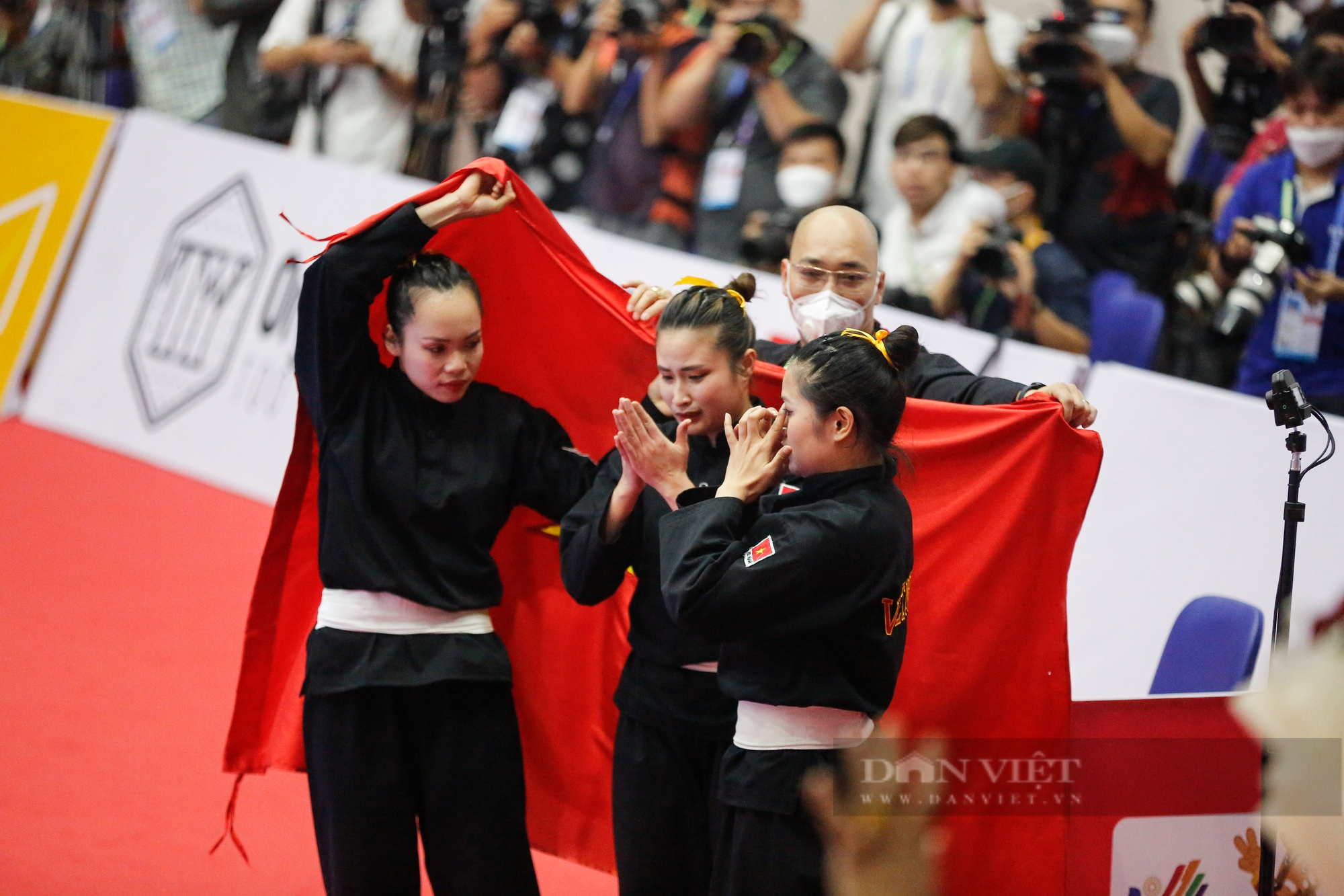 Khoảnh khắc 3 &quot;nữ tướng&quot; Pencak silat Việt Nam thi đấu và nhận huy chương vàng đầy cảm xúc - Ảnh 5.