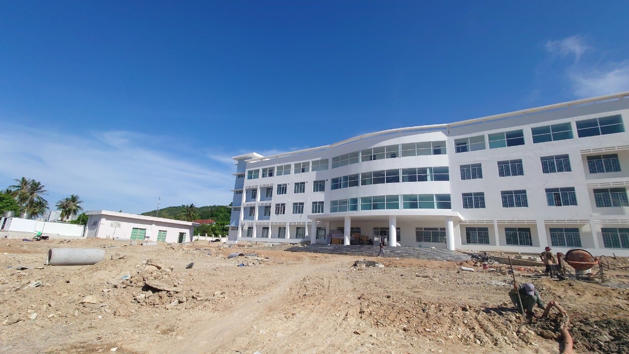 Công trình Bệnh viện Ung bướu Khánh Hòa trên 560 tỷ đồng vẫn còn dang dở? - Ảnh 1. Công trình Bệnh viện Ung bướu Khánh Hòa trên 560 tỷ đồng vẫn còn dang dở? - Ảnh 1.