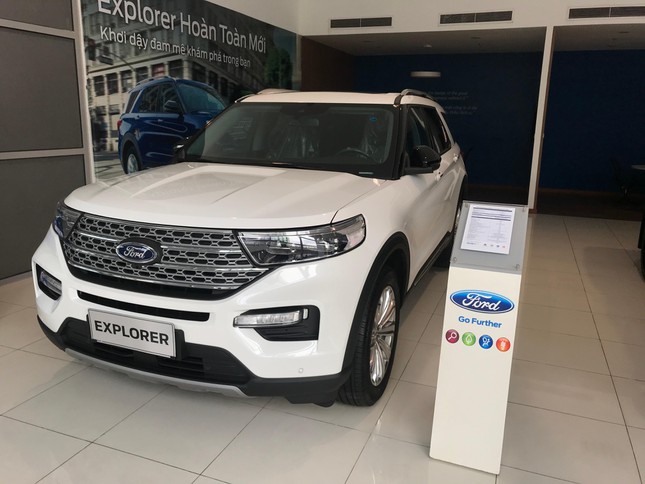 Ô tô tiếp tục loạn giá, Toyota Land Cruiser bị hét chênh đến 1,3 tỷ đồng - Ảnh 2.