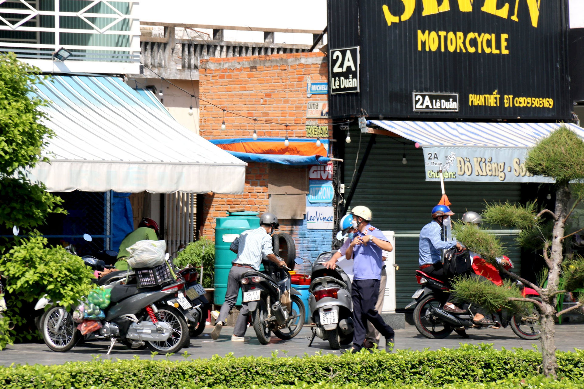 Bình Thuận: Công an kiểm tra hiện trạng diện tích đất của các hộ dân tái định cư thuộc dự án đường Lê Duẩn - Ảnh 1.