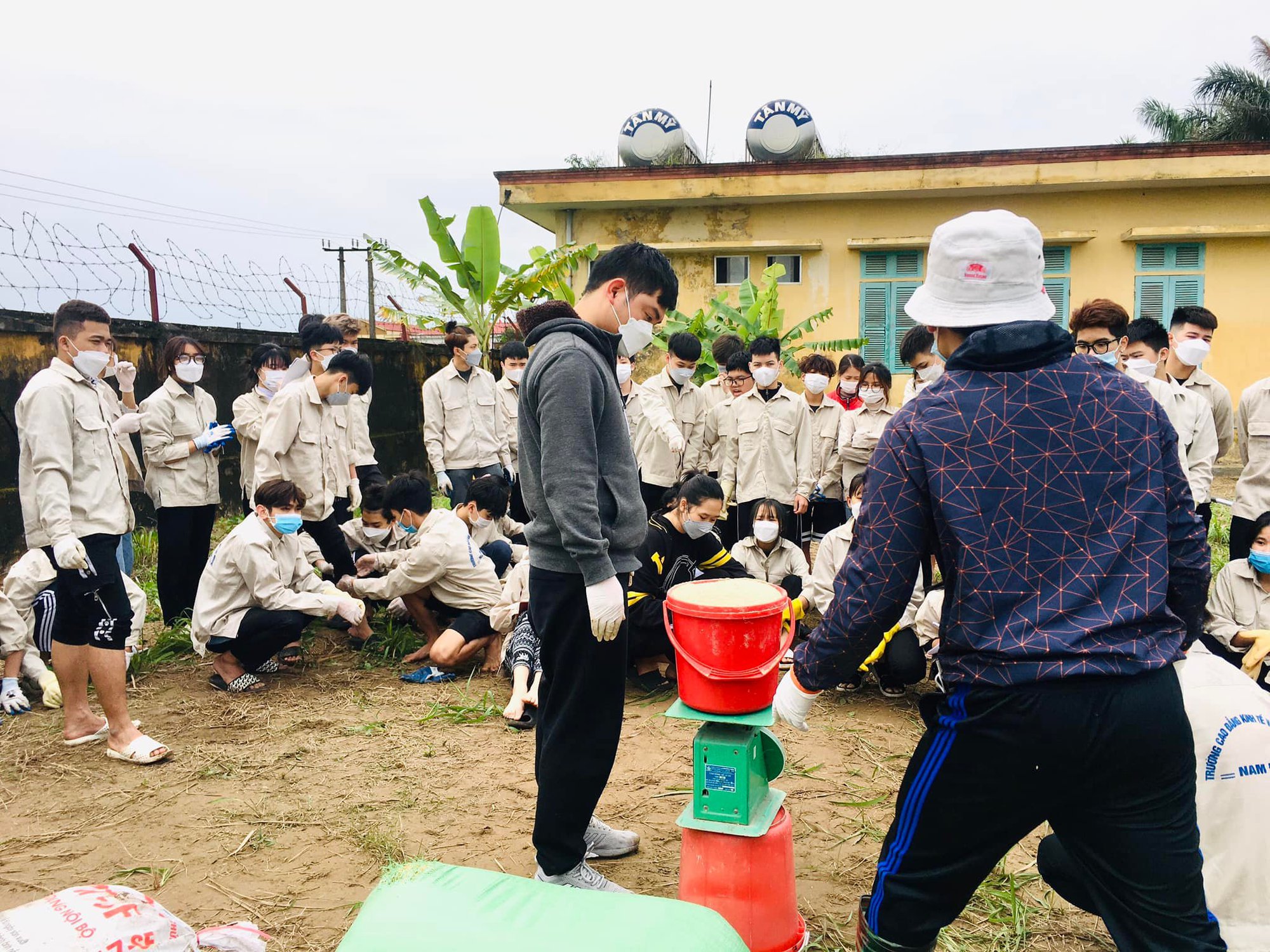 Bộ trưởng Lê Minh Hoan kỳ vọng về ngôi trường cấp 3 duy nhất đang dạy học sinh cách ngửi đất, bắt sâu - Ảnh 4.