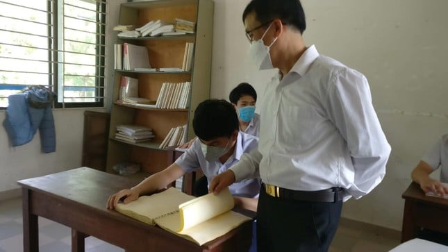 Cận cảnh mô hình nổi dạy môn Sử độc đáo của thầy giáo khiếm thị - Ảnh 2.