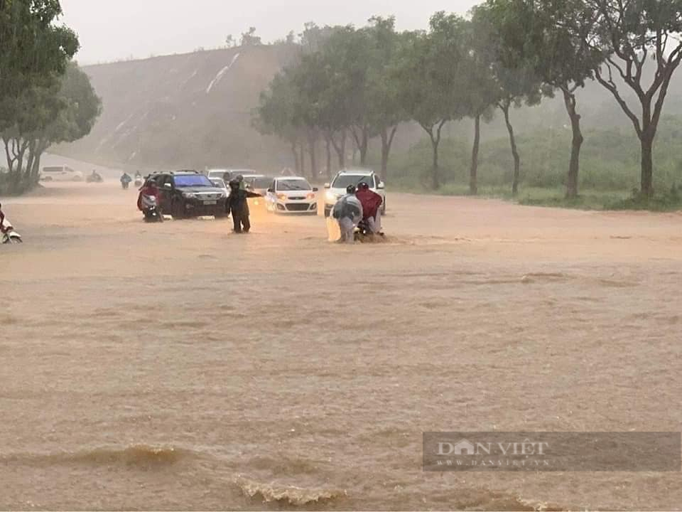 Lào Cai: Mưa lớn, nhiều nơi chìm trong biển nước - Ảnh 4.