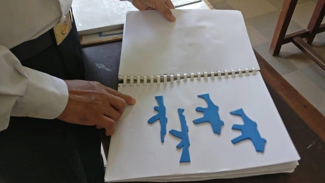 Cận cảnh mô hình nổi dạy môn Sử độc đáo của thầy giáo khiếm thị - Ảnh 4.