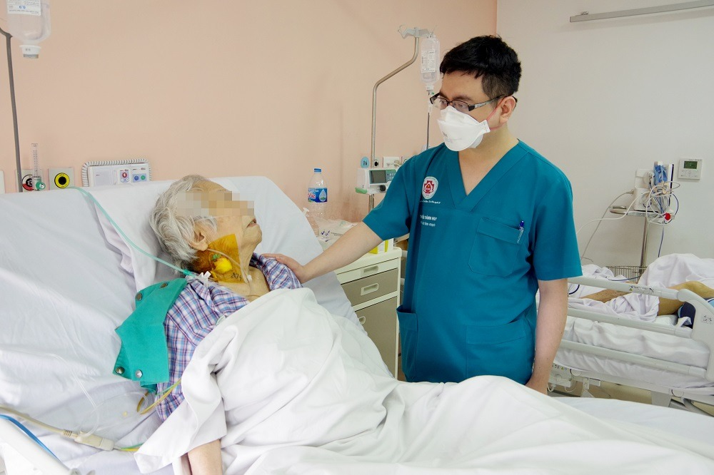 Cứu sống kỳ diệu bệnh nhân gần 100 tuổi bị thuyên tắc động mạch phổi  - Ảnh 1.
